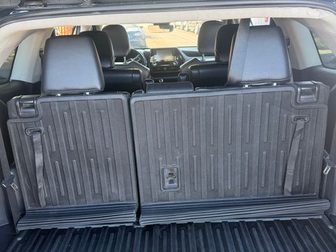 Used 2021 Toyota Highlander XLE FWD image 19