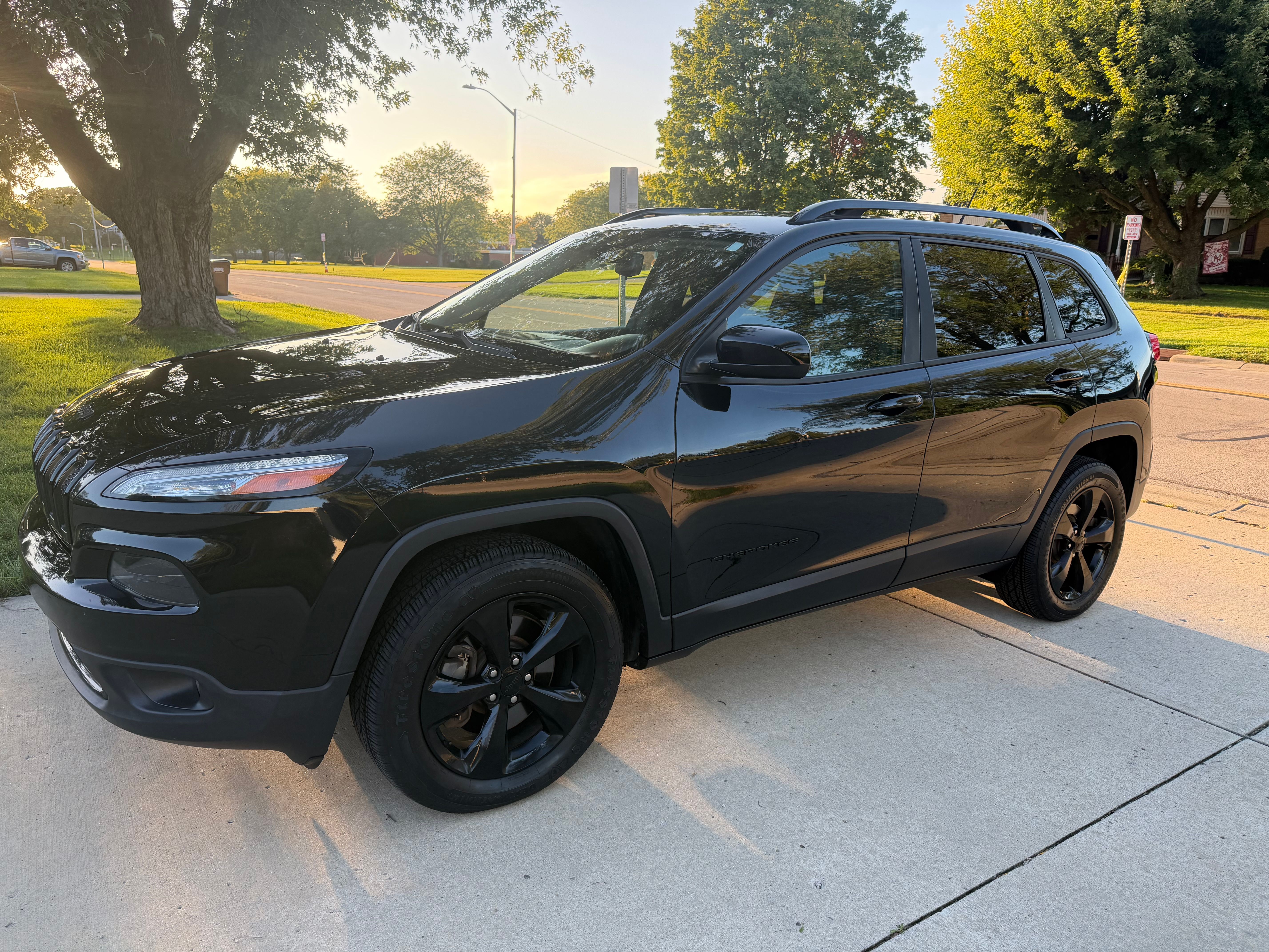 Used 2018 Jeep Cherokee Latitude w/ Altitude Package AWD/4WD image 1