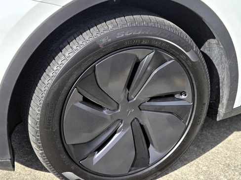 Used 2022 Tesla Model Y Long Range image 19