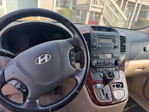 Used 2007 Hyundai Entourage GLS image 4