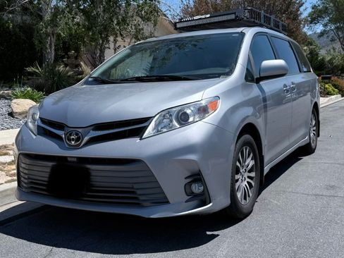 Used 2018 Toyota Sienna XLE w/ XLE Navigation Package FWD image 4
