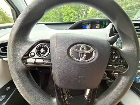 Used 2019 Toyota Prius L Eco FWD image 6