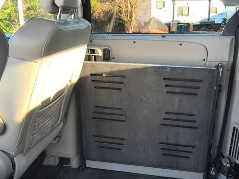 Used 2013 Chrysler Town & Country Limited image 11