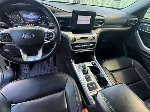 Used 2021 Ford Explorer XLT w/ Equipment Group 202A image 8