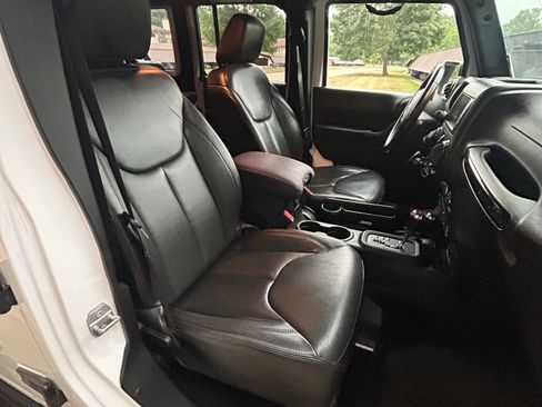 Used 2015 Jeep Wrangler Unlimited Sahara AWD/4WD image 8