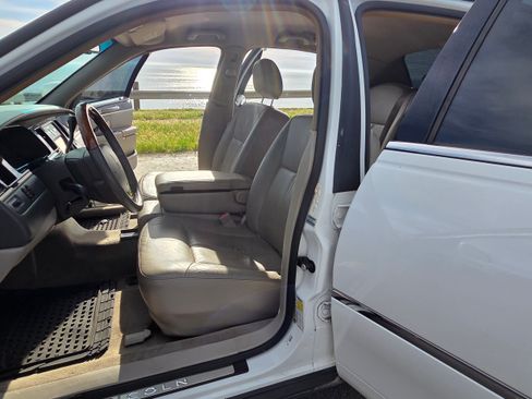 Used 2008 Lincoln Town Car Signature Limited image 13