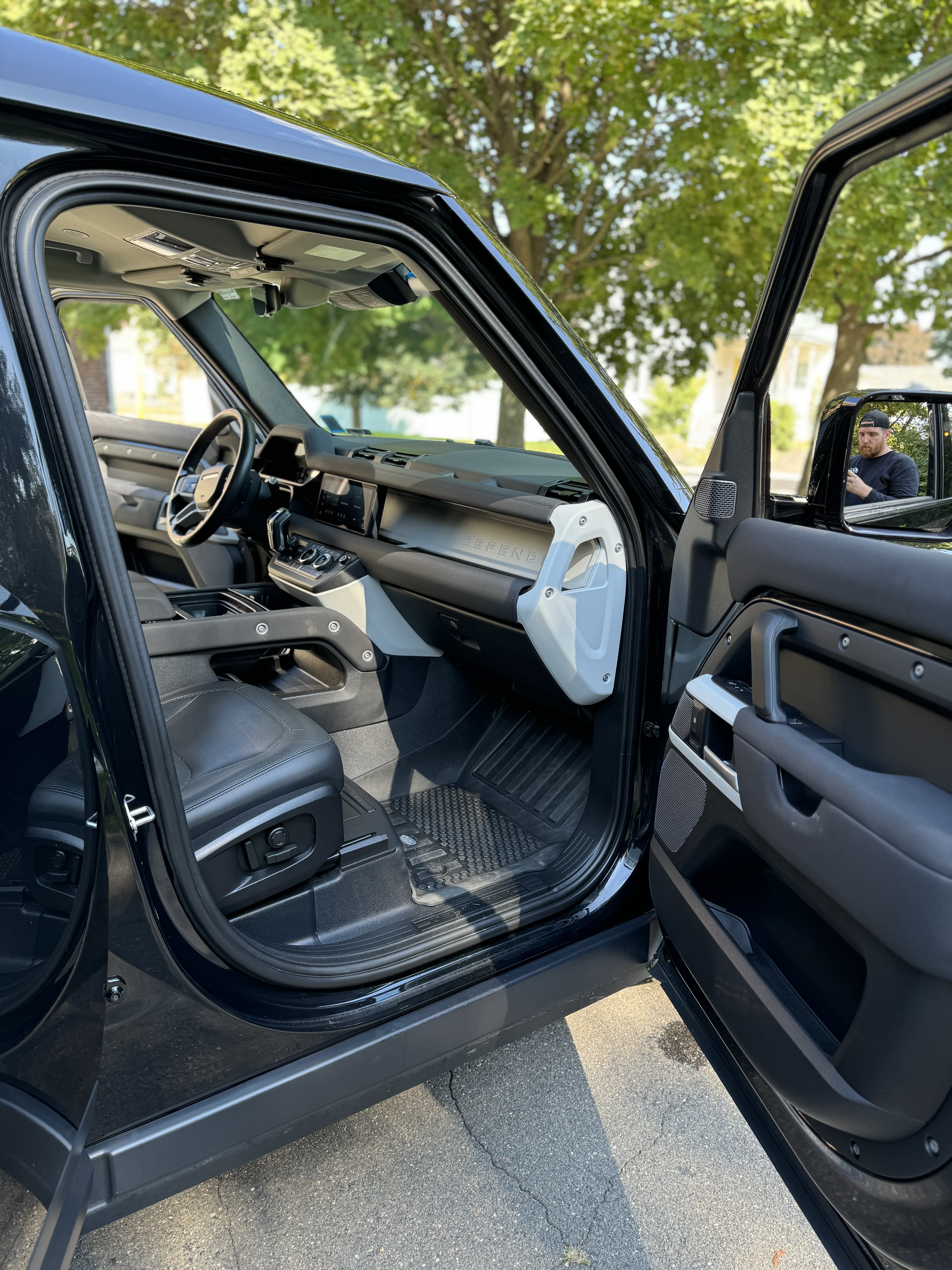 Used 2023 Land Rover Defender 110 SE AWD/4WD image 2