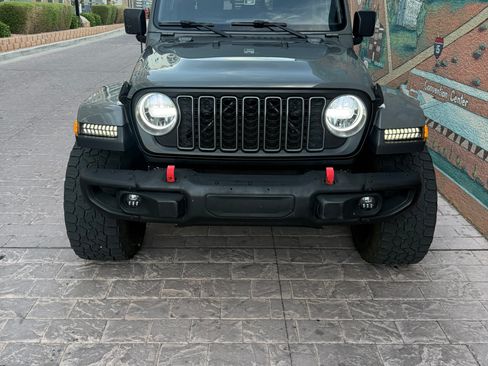 Used 2020 Jeep Gladiator Overland AWD/4WD image 14