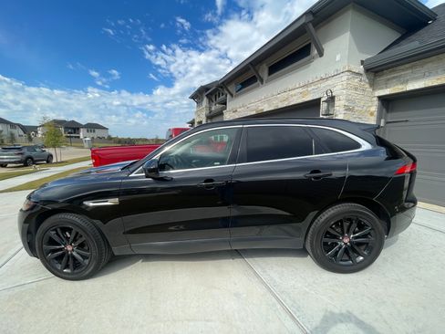 Used 2019 Jaguar F-PACE Prestige image 2