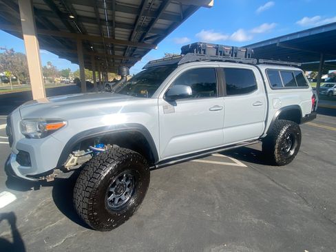 Used 2019 Toyota Tacoma TRD Off-Road AWD/4WD image 5