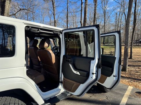 Used 2016 Jeep Wrangler Unlimited Sahara w/ Connectivity Group image 12