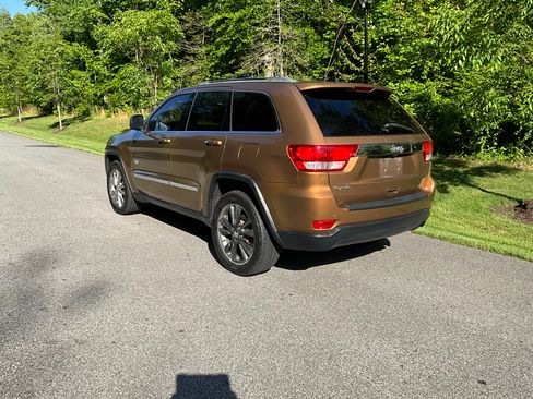 Used 2011 Jeep Grand Cherokee 70th Anniversary AWD/4WD image 8
