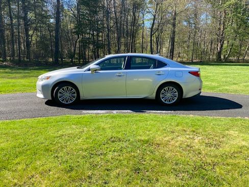 Used 2014 Lexus ES 350 w/ Luxury Package FWD image 2