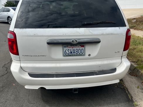 Used 2007 Chrysler Town & Country LX FWD image 6