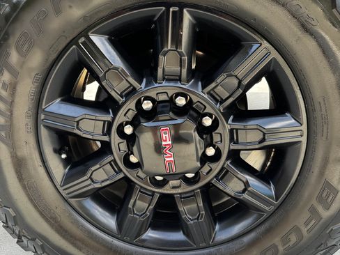 Used 2024 GMC Sierra 2500 AT4 w/ AT4 Premium Plus Package AWD/4WD image 9