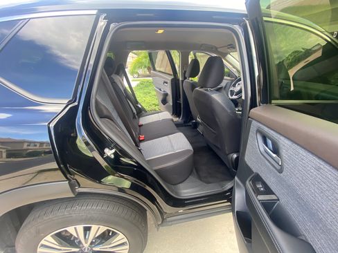 Used 2023 Nissan Rogue SV FWD image 16