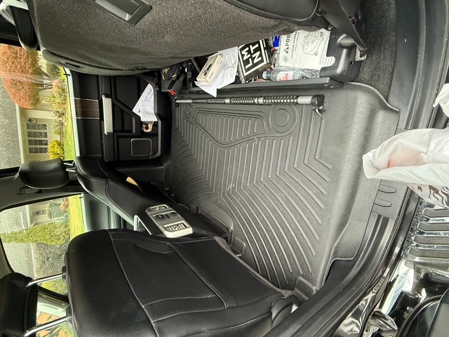 Used 2015 Ford F150 Lariat w/ Equipment Group 502A Luxury AWD/4WD image 9