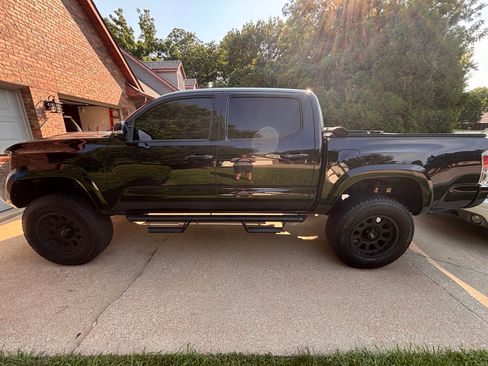 Used 2020 Toyota Tacoma TRD Sport w/ Technology Package AWD/4WD image 2