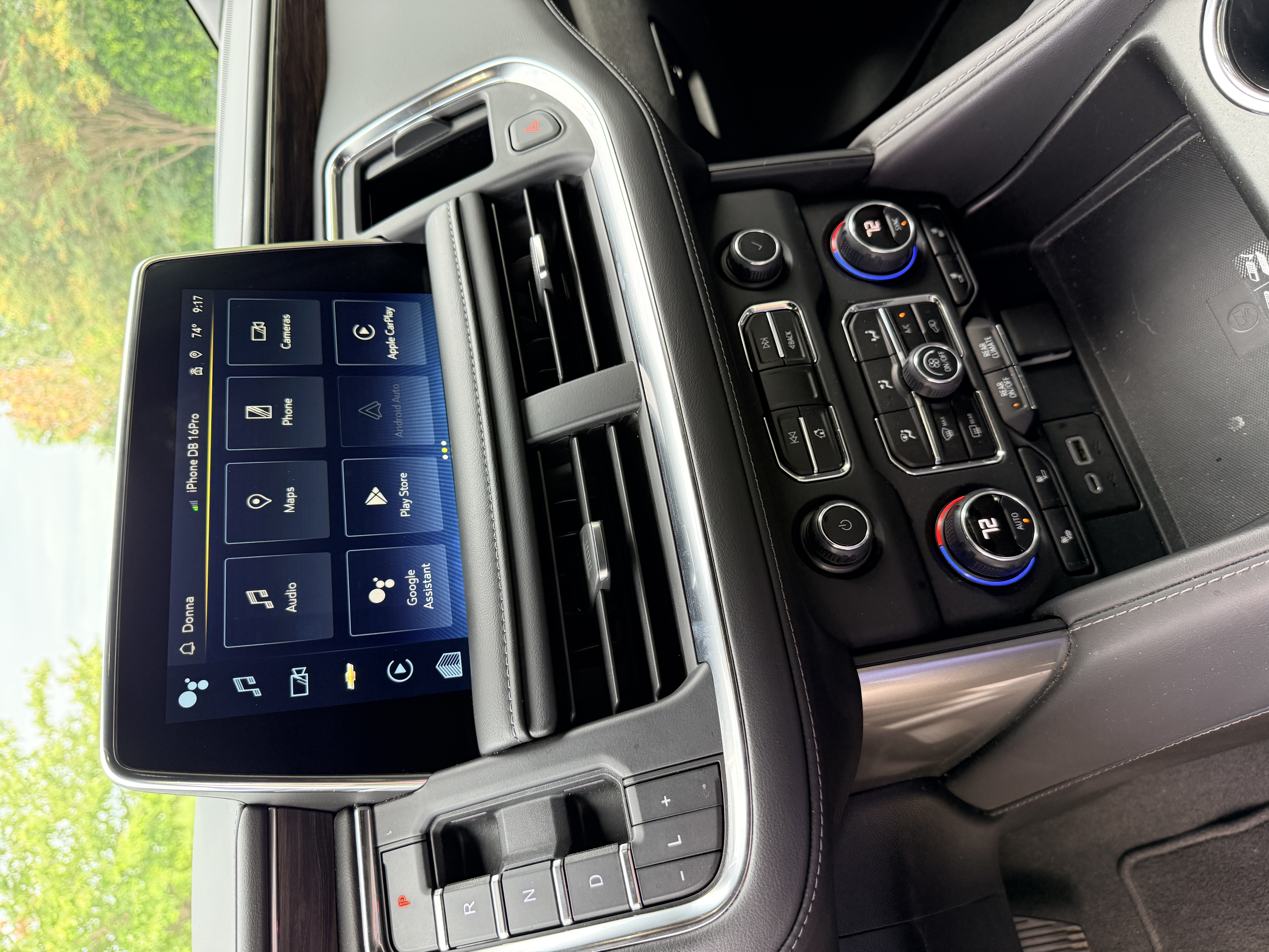 Used 2022 Chevrolet Tahoe Z71 w/ Luxury Package AWD/4WD image 9