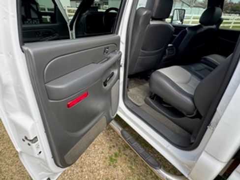 Used 2005 Chevrolet Silverado 2500 LT w/ Heavy-Duty Power Package image 14