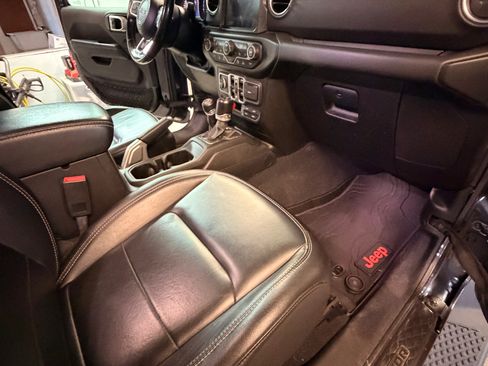 Used 2020 Jeep Gladiator Overland AWD/4WD image 14