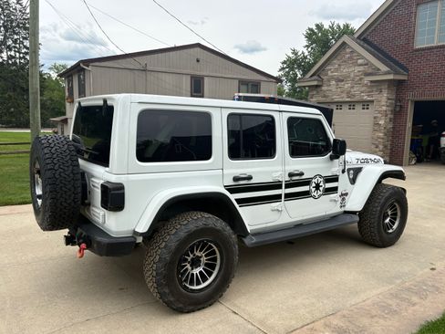 Used 2018 Jeep Wrangler Unlimited Rubicon w/ LED Lighting Group AWD/4WD image 6