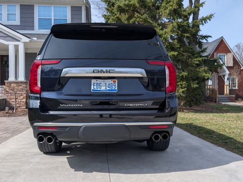 Used 2023 GMC Yukon Denali w/ Advanced Technology Package image 11