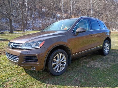 Used 2013 Volkswagen Touareg Sport image 4