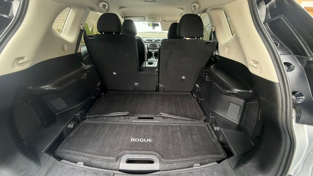 Used 2018 Nissan Rogue SV w/ Premium Package FWD image 13