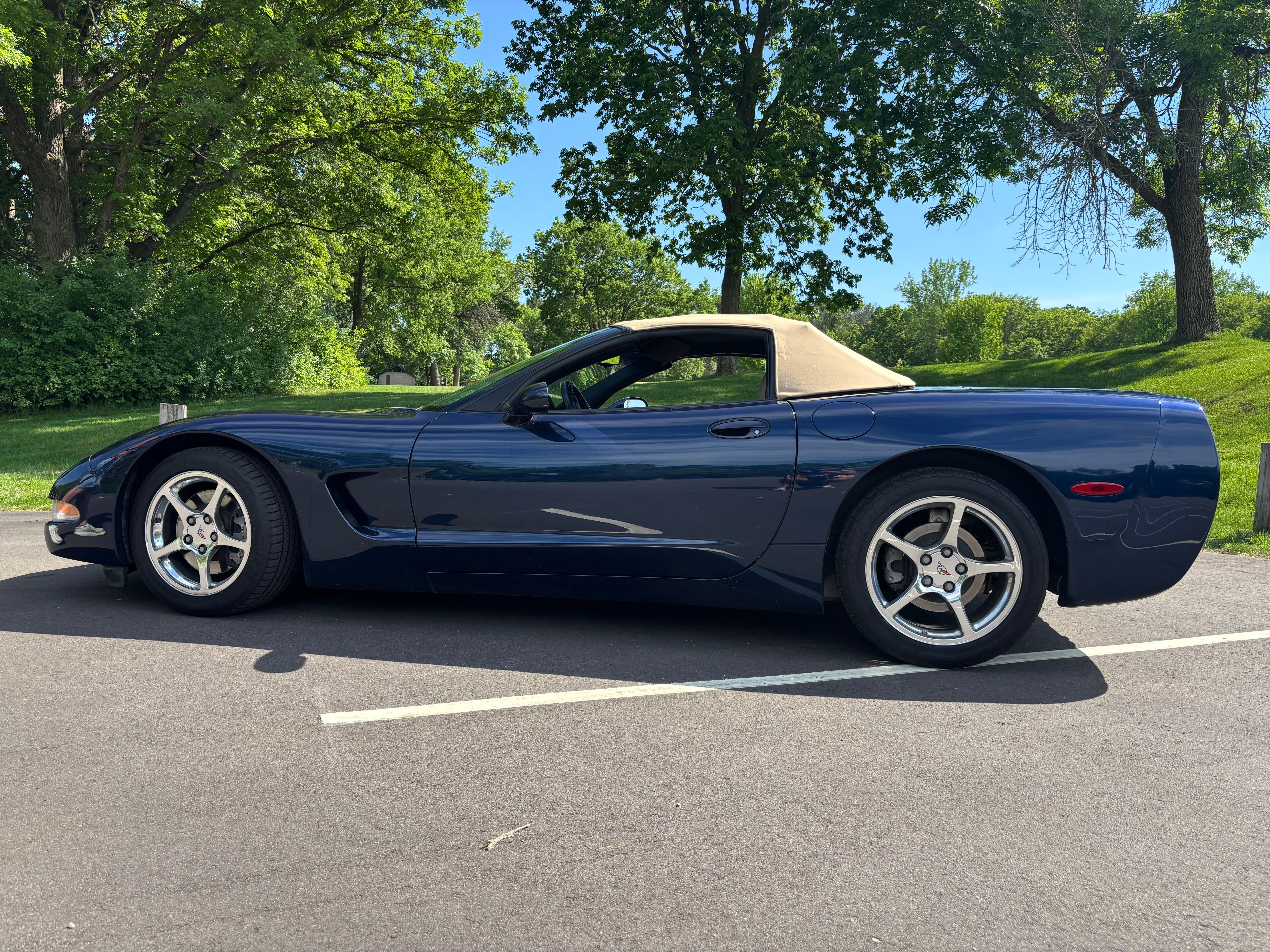 Used 2000 Chevrolet Corvette Convertible w/ Performance Handling Pkg RWD image 4