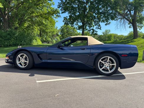 Used 2000 Chevrolet Corvette Convertible w/ Performance Handling Pkg RWD image 4