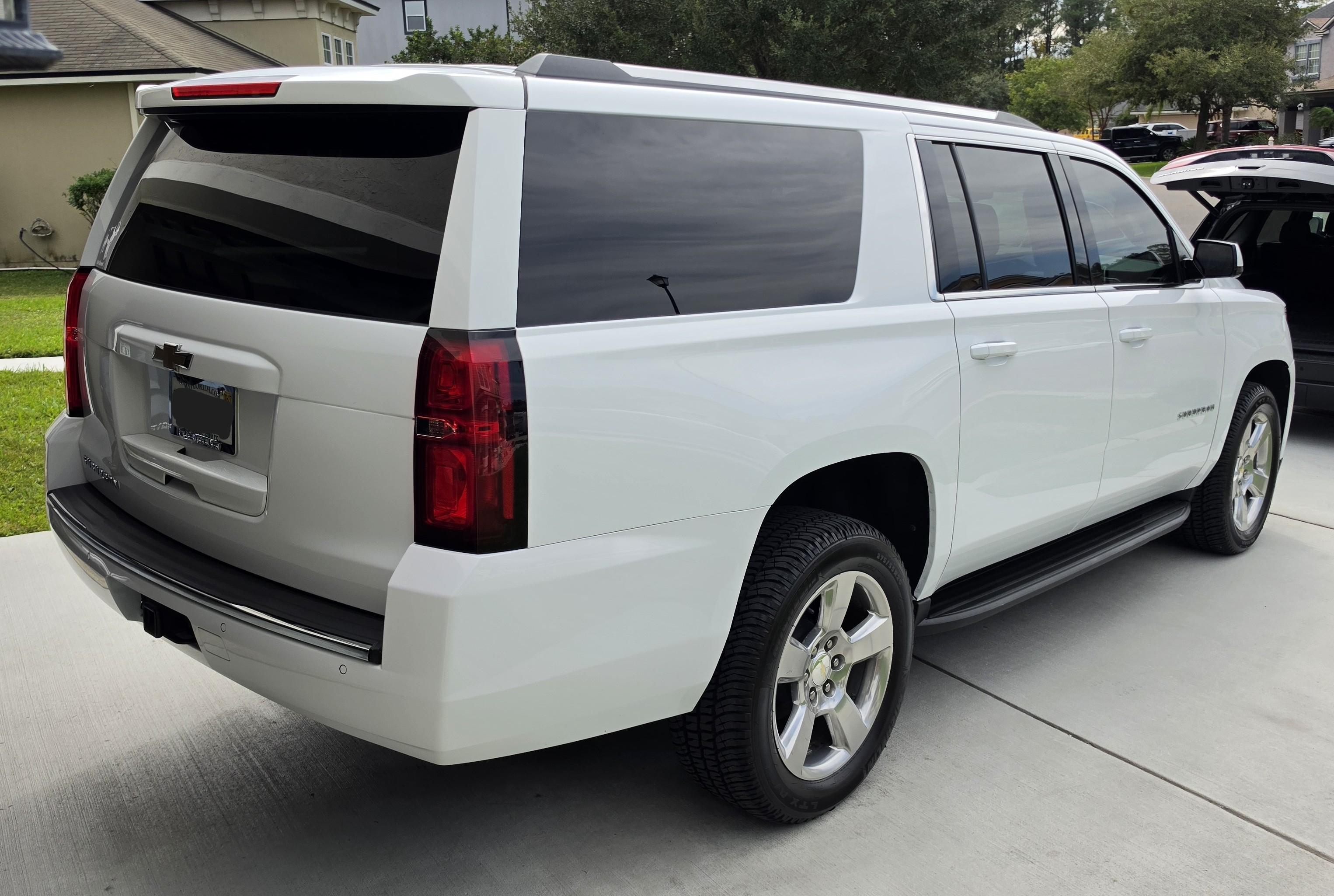 Used 2019 Chevrolet Suburban LT RWD image 4
