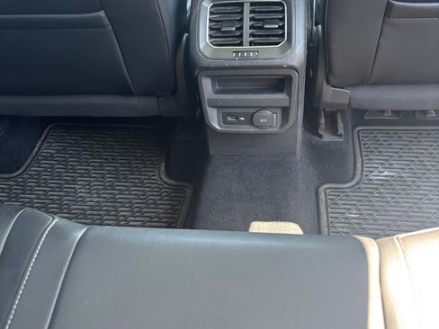 Used 2018 Volkswagen Tiguan SEL AWD/4WD image 11