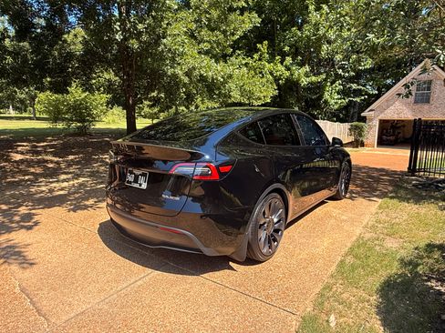 Used 2024 Tesla Model Y Performance AWD/4WD image 8