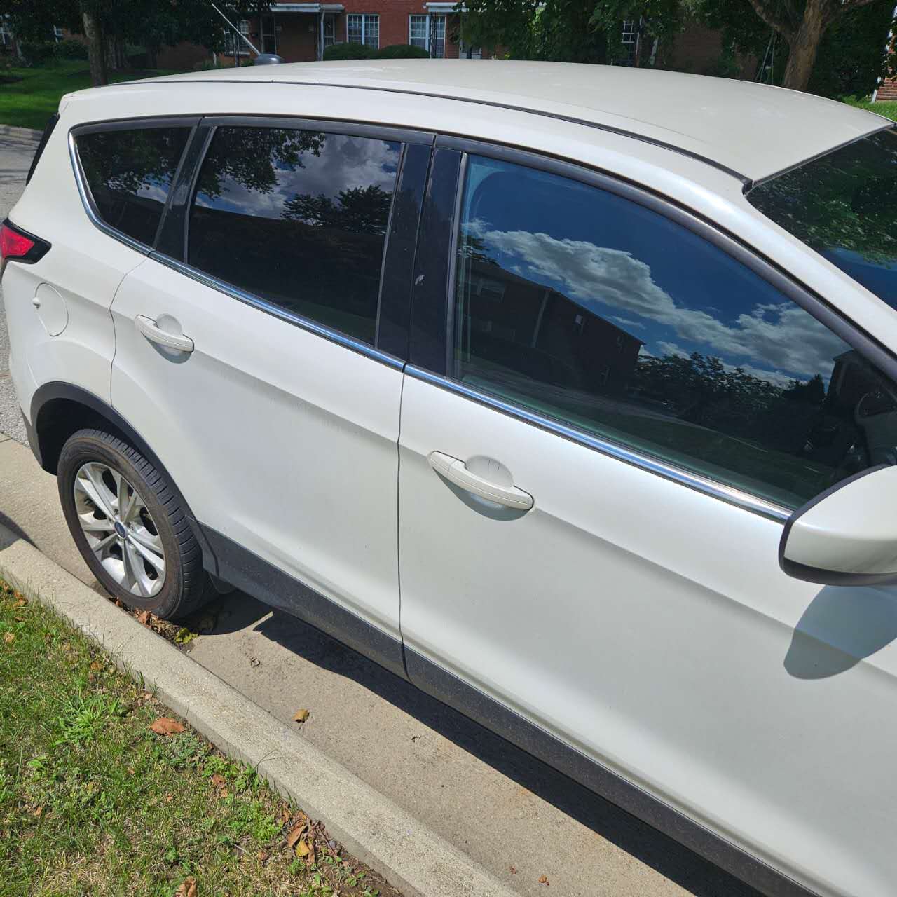 Used 2017 Ford Escape SE AWD/4WD image 2