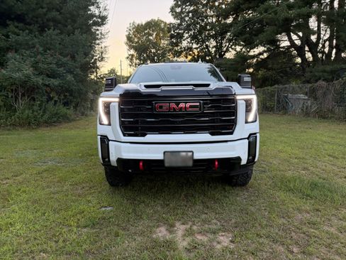 Used 2024 GMC Sierra 2500 AT4 w/ AT4 Premium Plus Package AWD/4WD image 2