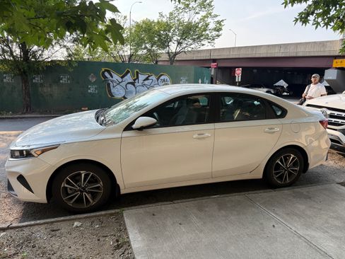 Used 2023 Kia Forte LXS w/ LXS Technology Package FWD image 5