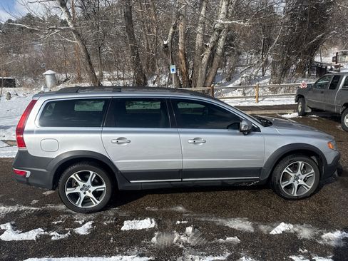 Used 2015 Volvo XC70 T6 w/ Proximity Package image 9