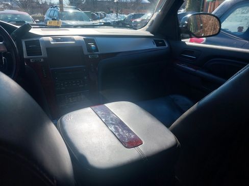 Used 2010 Cadillac Escalade ESV Premium image 13