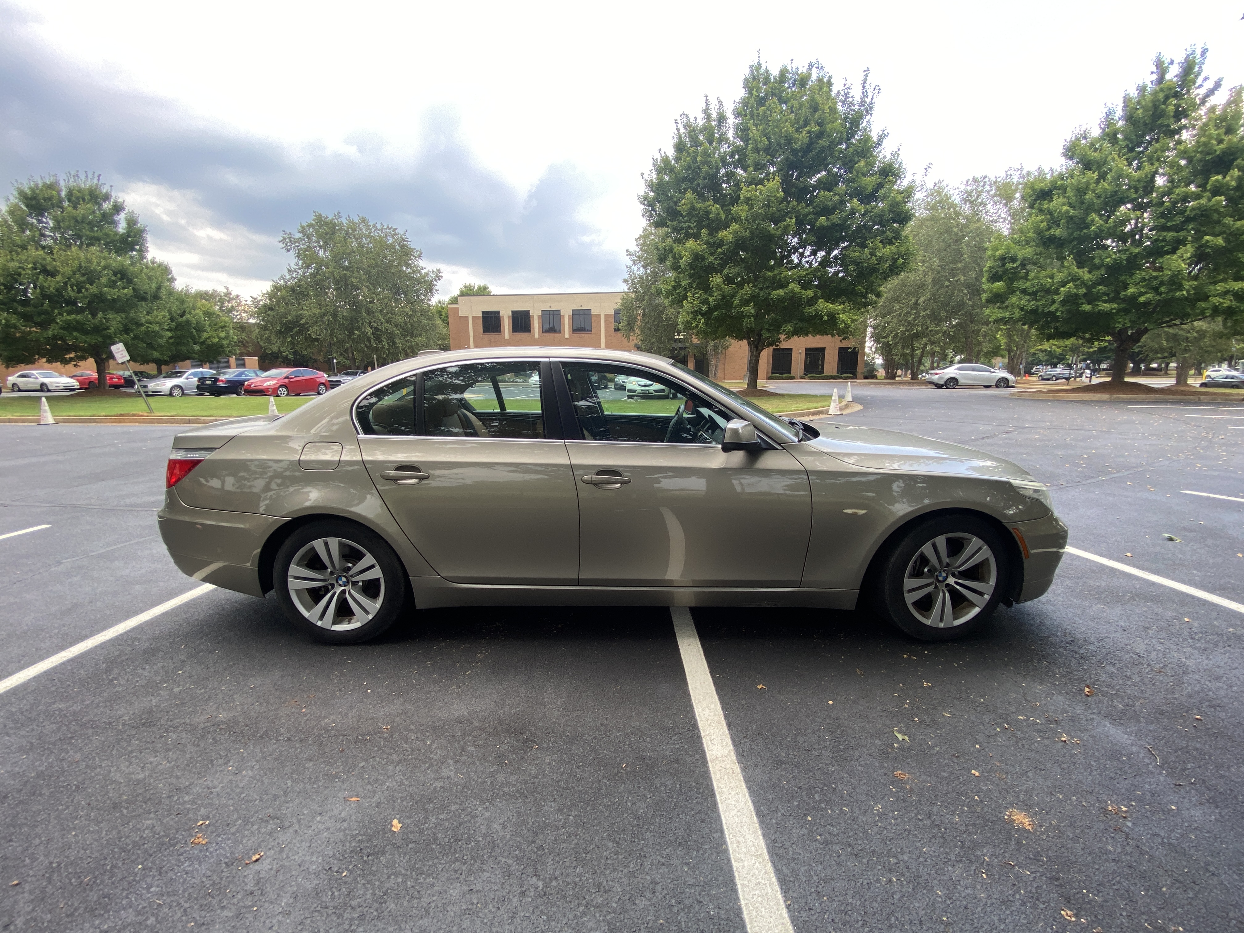 Used 2010 BMW 528i Sedan RWD image 2