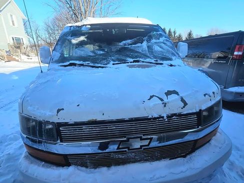 Used 2011 Chevrolet Express 1500 AWD image 2