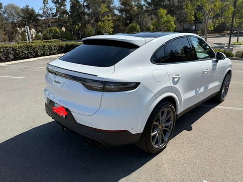 Used 2022 Porsche Cayenne Platinum Edition AWD/4WD image 1