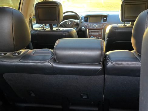 Used 2017 Nissan Pathfinder Platinum w/ Family Entertainment Package image 12