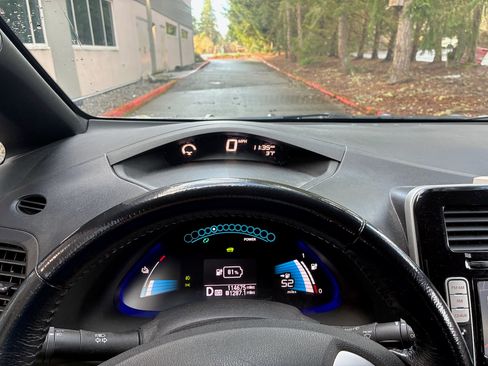 Used 2013 Nissan Leaf SL image 28