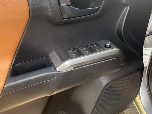 Used 2018 Toyota Tacoma SR5 RWD image 23