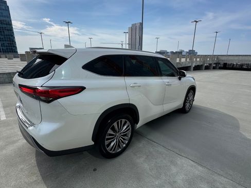 Used 2020 Toyota Highlander Platinum image 17