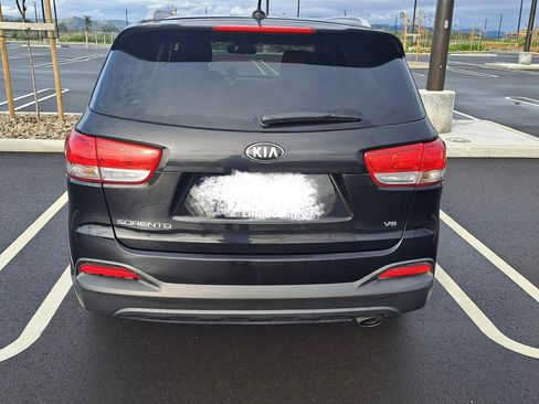 Used 2017 Kia Sorento LX image 4