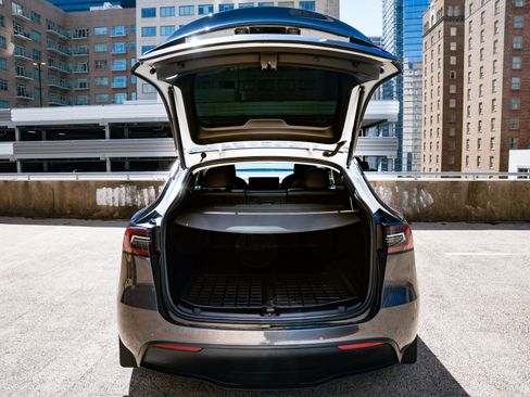 Used 2022 Tesla Model Y Long Range image 25