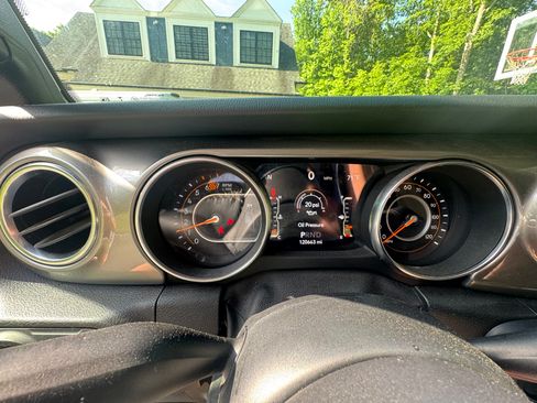 Used 2019 Jeep Wrangler Unlimited Sahara w/ Safety Group AWD/4WD image 15