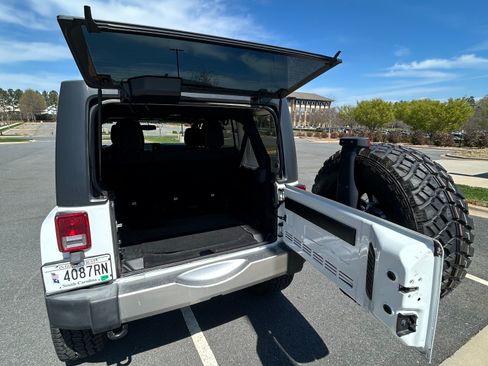 Used 2018 Jeep Wrangler Unlimited Sahara image 14